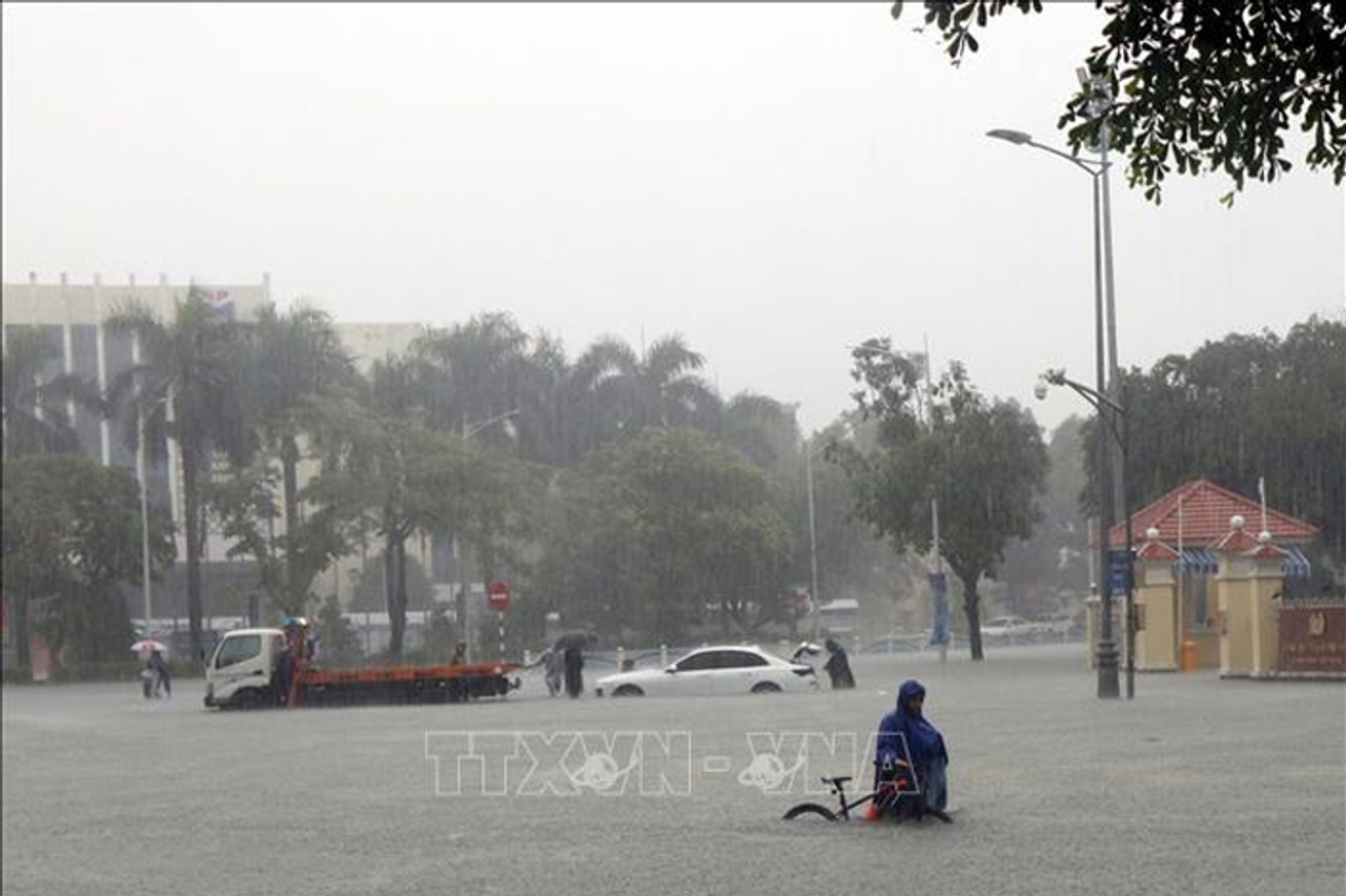 Bão số 13 di chuyển nhanh, hướng về đất liền ven biển Quảng Ngãi - Đắk Lắk - Báo Quân Đội Nhân Dân