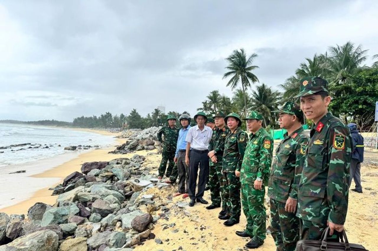 Quân khu 5 kiểm tra, chỉ đạo ứng phó bão số 13 tại địa bàn Đồn Biên phòng An Hải - Báo Biên phòng