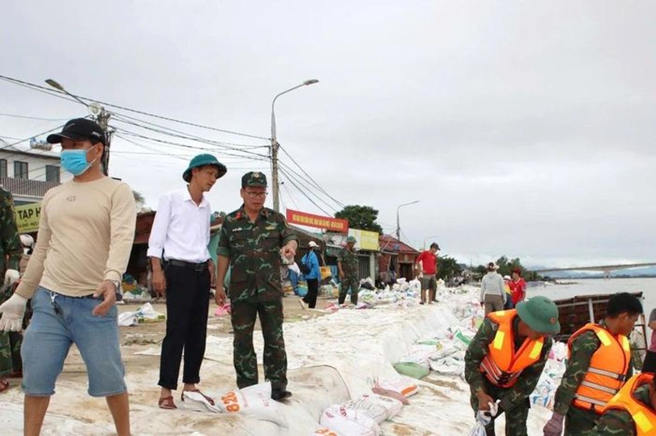 Quân khu 5 lập sở chỉ huy tại Đắk Lắk, đồng loạt triển khai quân ứng phó bão số 13 - Báo Tiền Phong