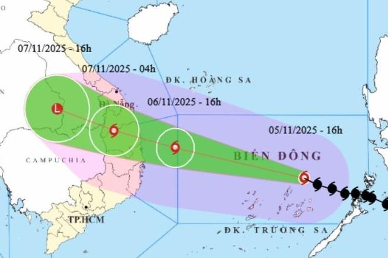 Tin mới nhất về bão số 13 Kalmaegi: Mạnh cấp 14, di chuyển nhanh hướng vào miền Trung - Báo VietnamNet