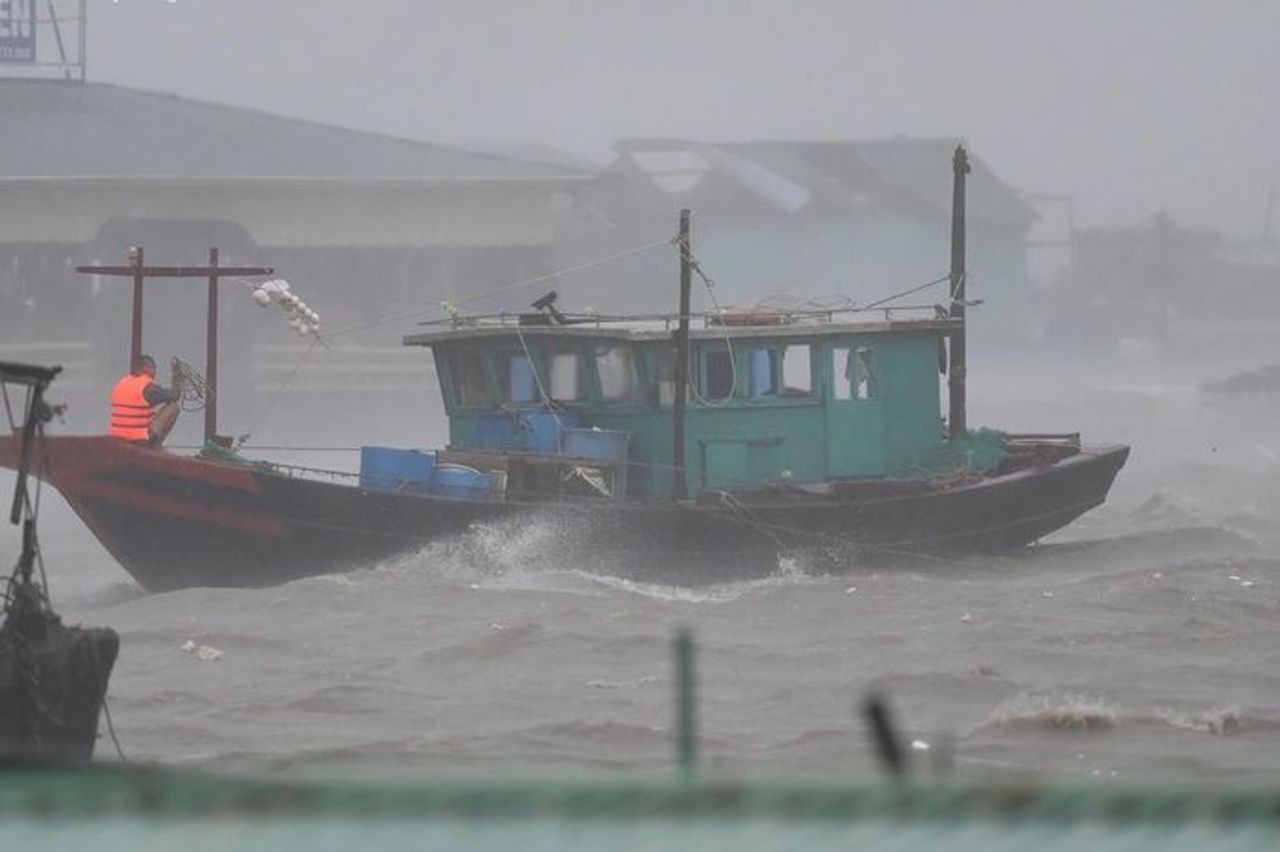 Bão số 13 Kalmaegi mạnh lên cấp 14, có thể đánh đắm tàu trọng tải lớn - Báo VTC News
