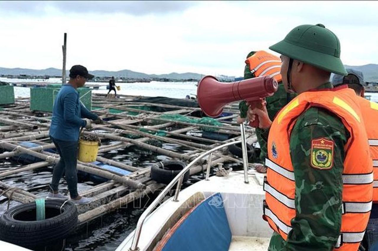 Lực lượng biên phòng Đắk Lắk hỗ trợ người dân phòng chống bão số 13 - Báo Tin Tức TTXVN
