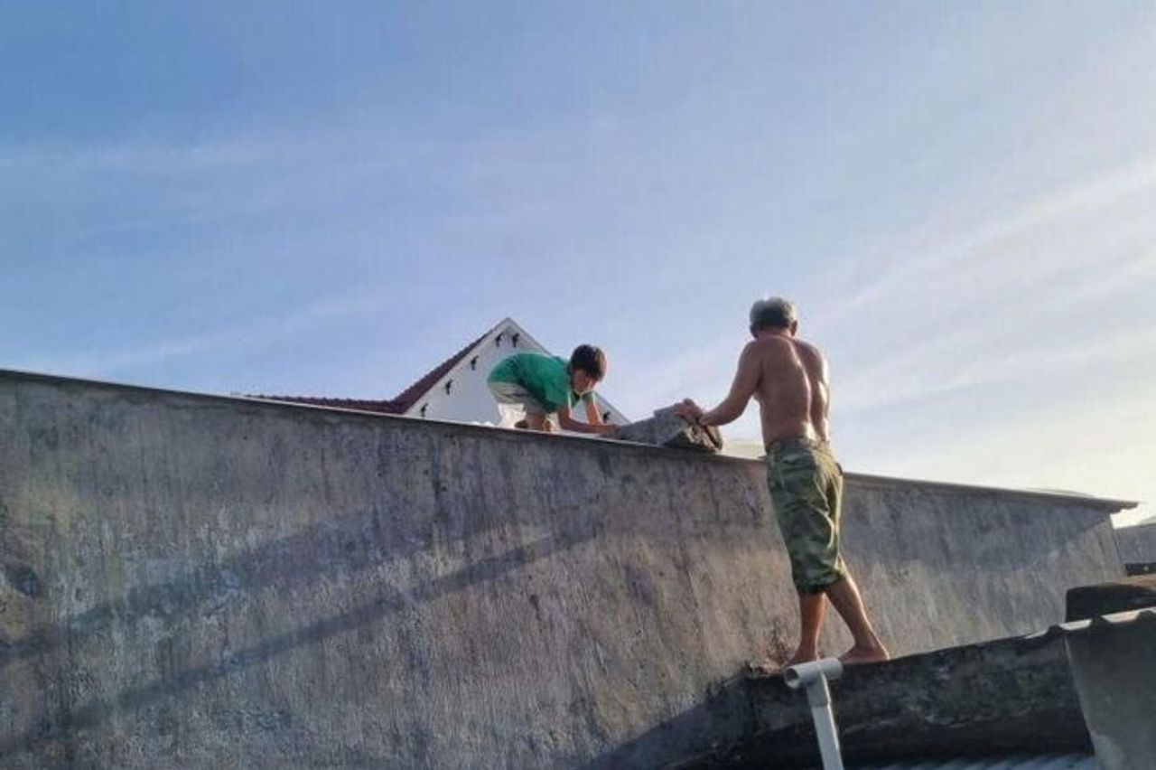 Video bộ đội, dân quân cùng người dân gia cố nhà cửa trước bão số 13 đổ bộ - Báo Pháp Luật TP.HCM