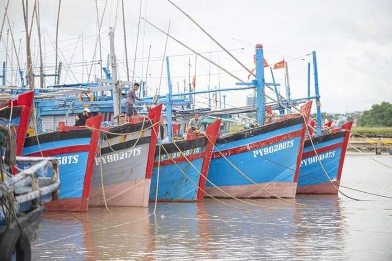 Đắk Lắk cấm biển, ngư dân hối hả tìm nơi tránh trú, neo đậu tàu, thuyền - Tạp chí Người Đưa Tin