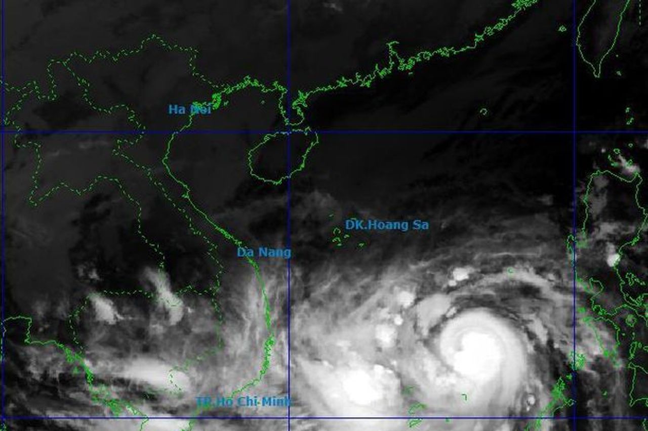 Từ đêm nay, ven bờ biển Trung Bộ có thể xuất hiện dông lốc, gió giật do bão số 13 - Báo Pháp Luật TP.HCM