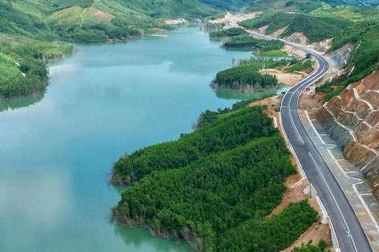 Đảm bảo an toàn cho công nhân, bảo vệ khối lượng cao tốc qua Gia Lai, Đắk Lắk trước bão - Báo Xây Dựng