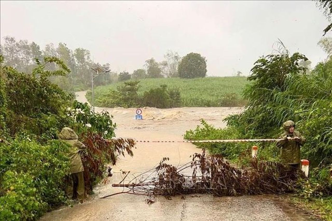 Mưa lớn gây ngập lụt tại một số tuyến quốc lộ, tỉnh lộ ở Đắk Lắk - Báo Tin Tức TTXVN