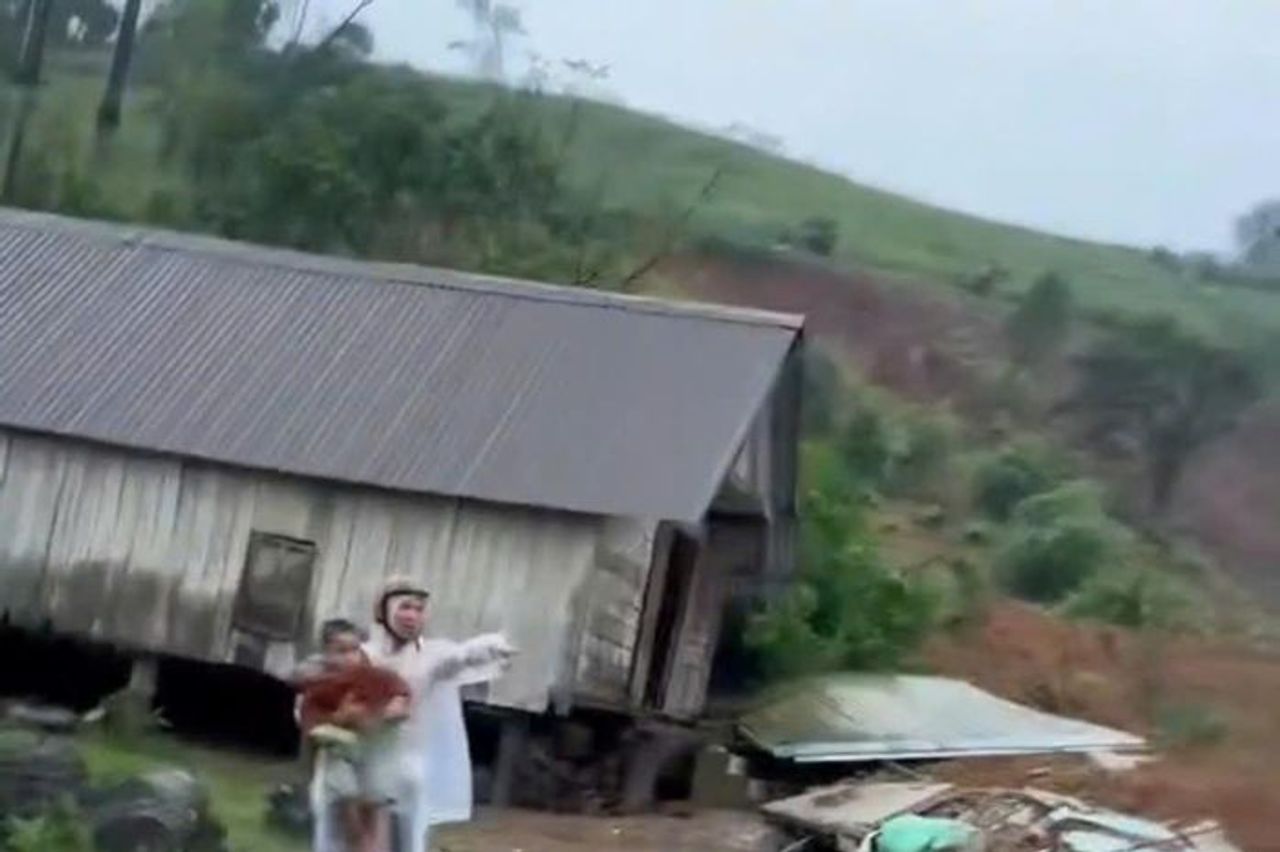 Sạt lở vùi lấp 2 nhà dân ở Đắk Lắk: Ông ôm cháu chạy đi cầu cứu - Báo VTC News