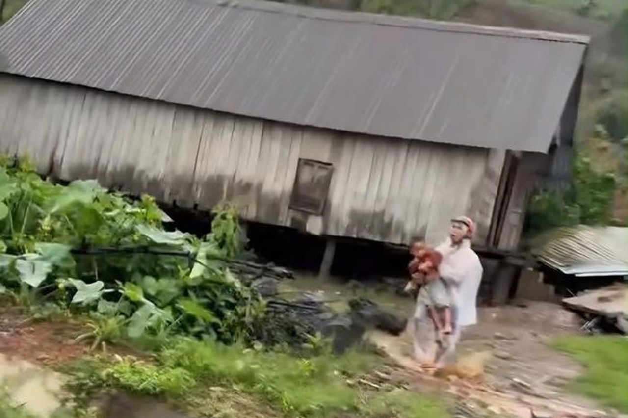CLIP: Người dân tháo chạy khỏi nơi sạt lở núi, vùi lấp nhà - Báo Người Lao Động